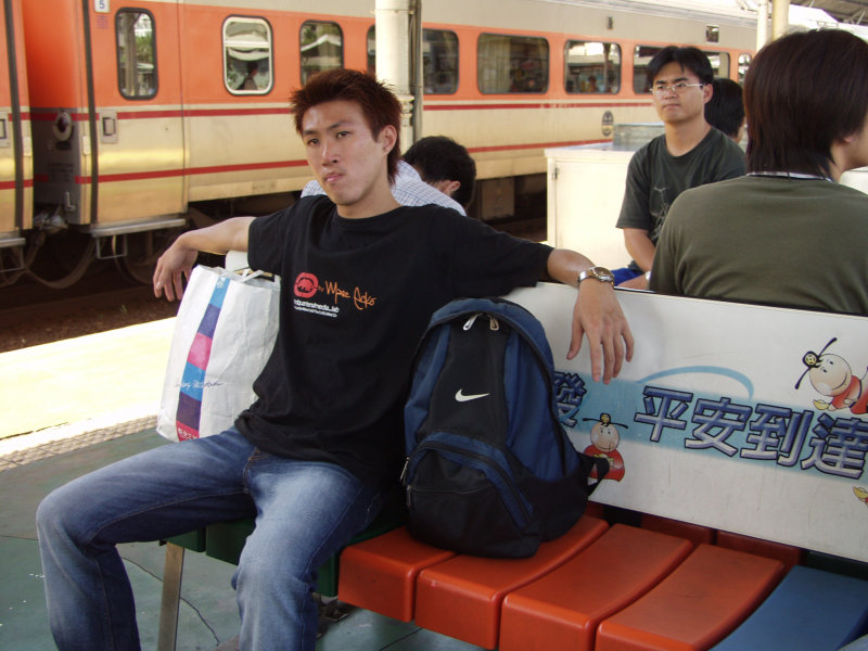 台灣鐵路旅遊攝影台中火車站月台旅客特寫2003攝影照片108