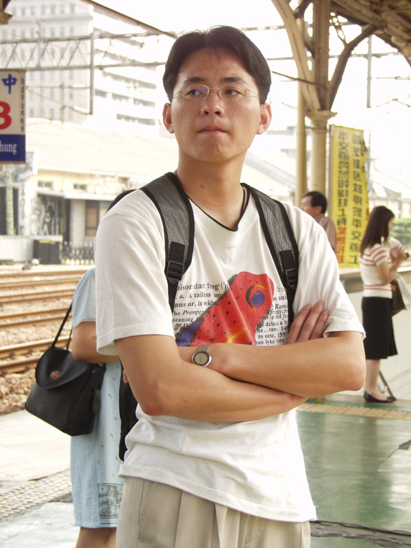 台灣鐵路旅遊攝影台中火車站月台旅客特寫2003攝影照片112