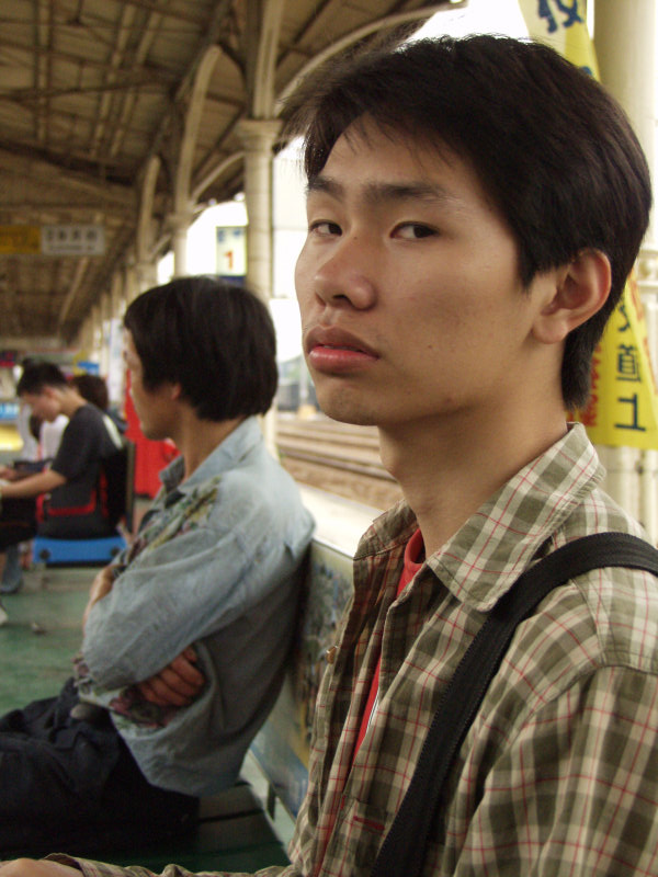 台灣鐵路旅遊攝影台中火車站月台旅客特寫2003攝影照片114