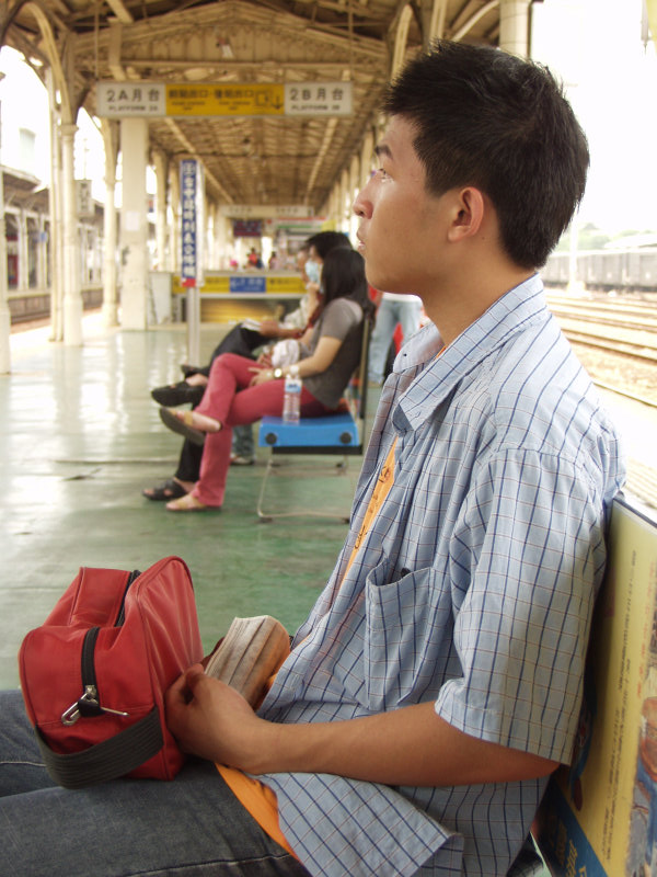 台灣鐵路旅遊攝影台中火車站月台旅客特寫2003攝影照片116