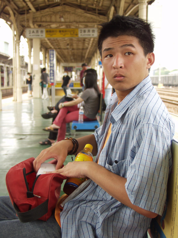 台灣鐵路旅遊攝影台中火車站月台旅客特寫2003攝影照片117