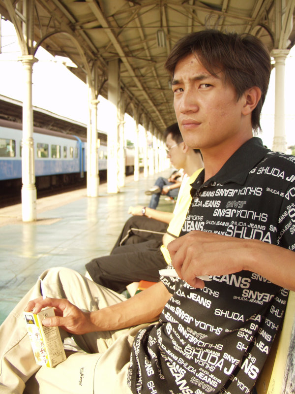 台灣鐵路旅遊攝影台中火車站月台旅客特寫2003攝影照片122