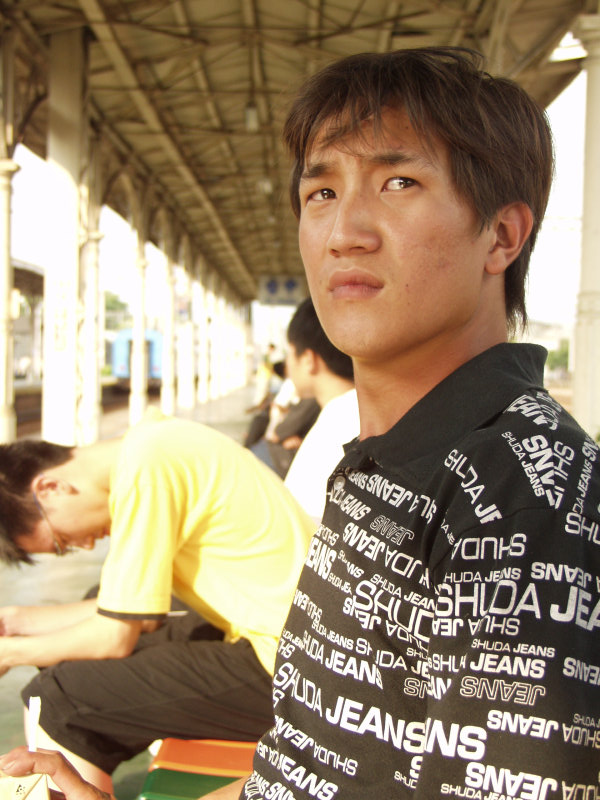台灣鐵路旅遊攝影台中火車站月台旅客特寫2003攝影照片123