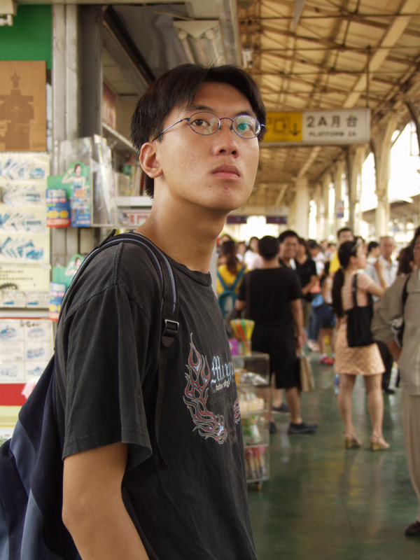 台灣鐵路旅遊攝影台中火車站月台旅客特寫2003攝影照片135