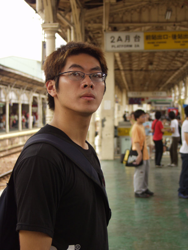 台灣鐵路旅遊攝影台中火車站月台旅客特寫2003攝影照片137