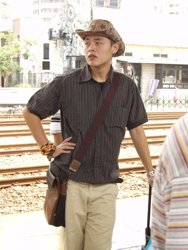 台灣鐵路旅遊攝影台中火車站月台旅客特寫2003攝影照片140
