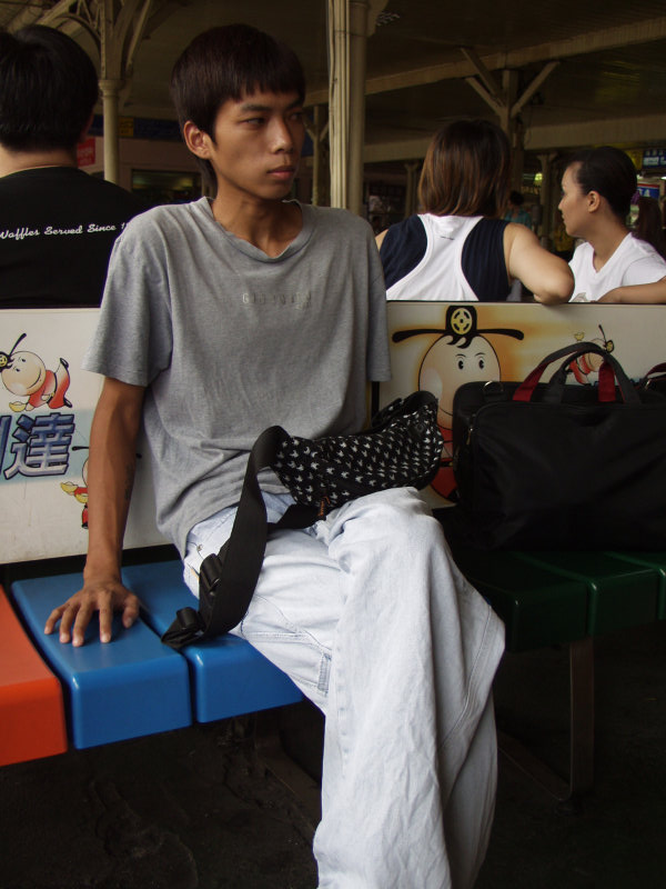 台灣鐵路旅遊攝影台中火車站月台旅客特寫2003攝影照片143
