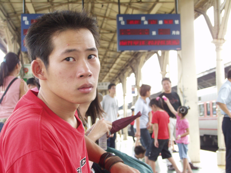 台灣鐵路旅遊攝影台中火車站月台旅客特寫2003攝影照片145