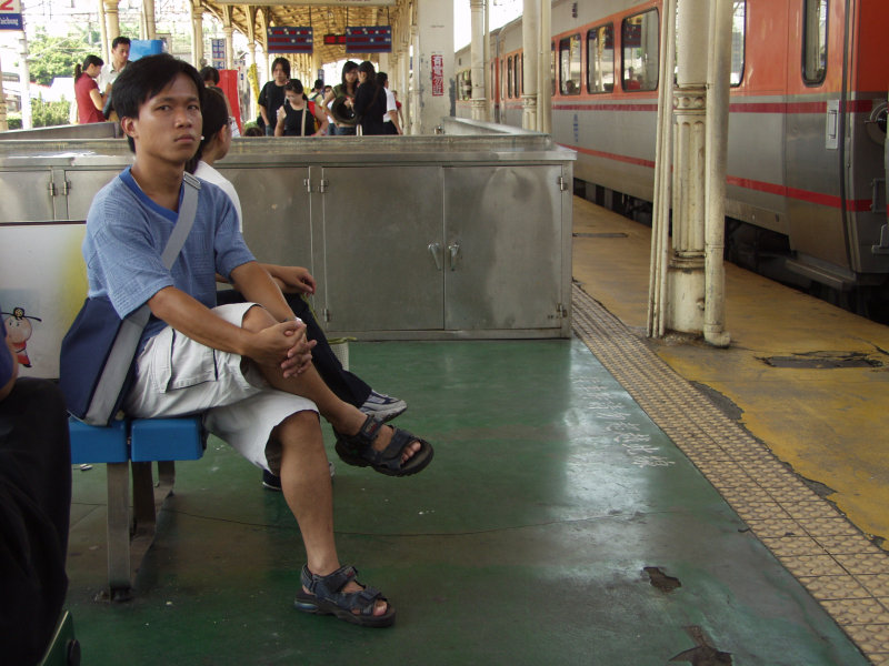 台灣鐵路旅遊攝影台中火車站月台旅客特寫2003攝影照片147