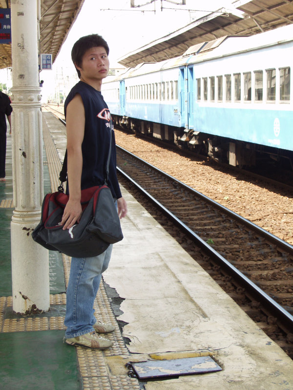 台灣鐵路旅遊攝影台中火車站月台旅客特寫2003攝影照片148