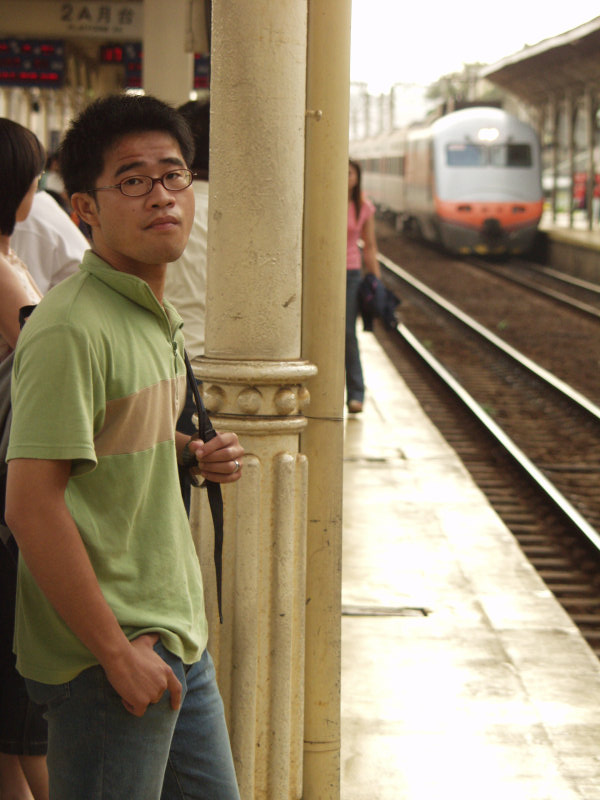台灣鐵路旅遊攝影台中火車站月台旅客特寫2003攝影照片149