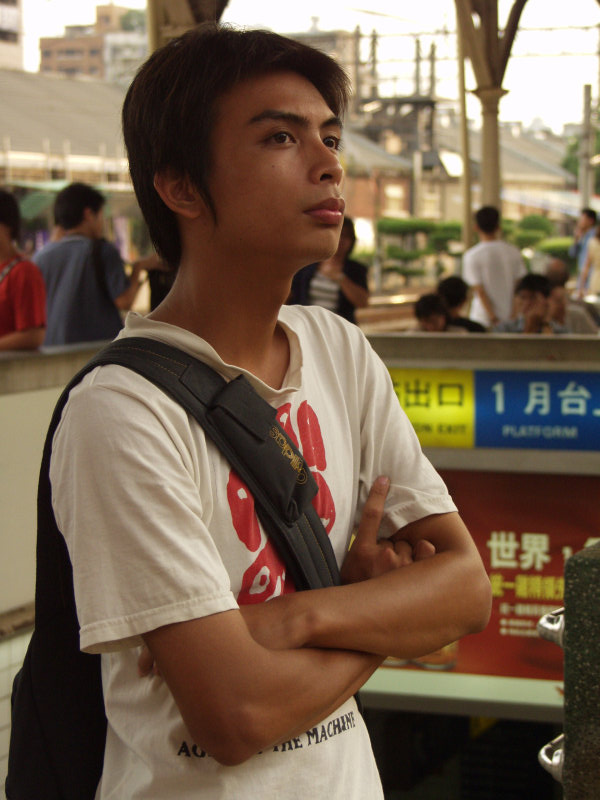台灣鐵路旅遊攝影台中火車站月台旅客特寫2003攝影照片150