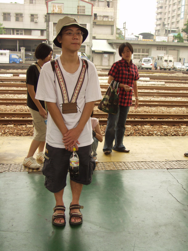 台灣鐵路旅遊攝影台中火車站月台旅客特寫2003攝影照片152