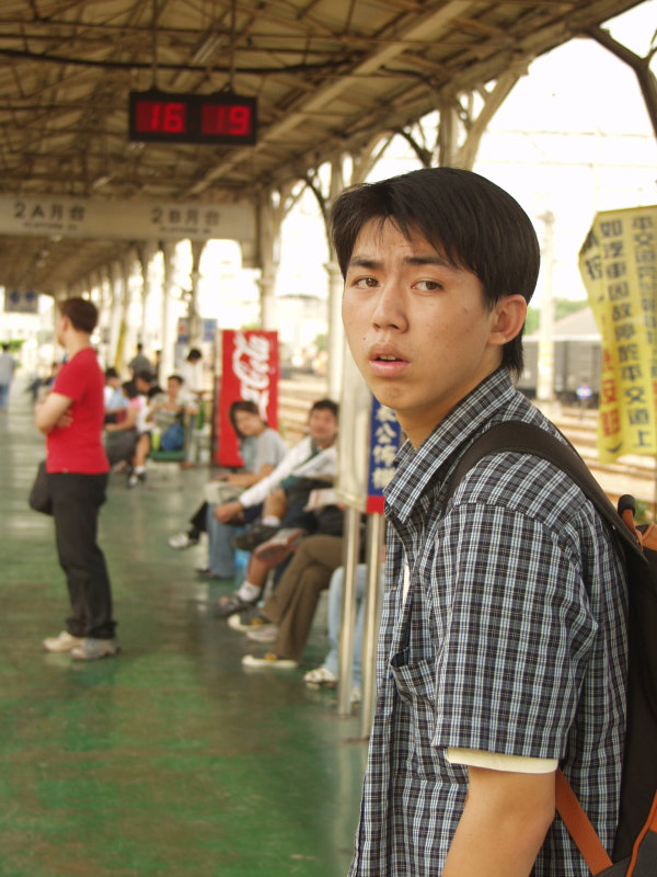 台灣鐵路旅遊攝影台中火車站月台旅客特寫2003攝影照片155