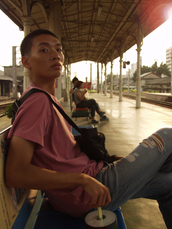 台灣鐵路旅遊攝影台中火車站月台旅客特寫2003攝影照片156