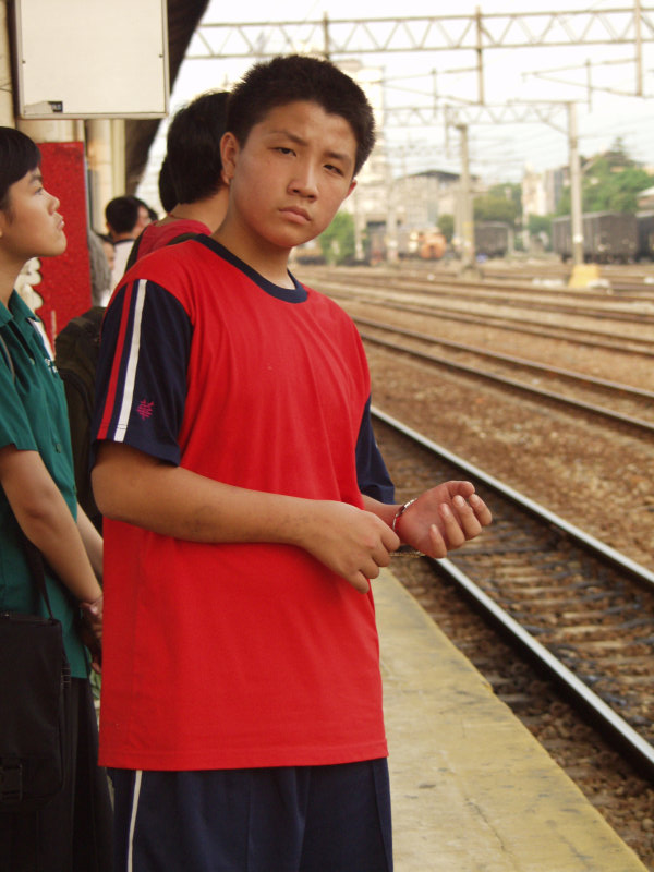 台灣鐵路旅遊攝影台中火車站月台旅客特寫2003攝影照片162