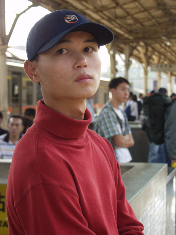 台灣鐵路旅遊攝影台中火車站月台旅客特寫2003攝影照片171