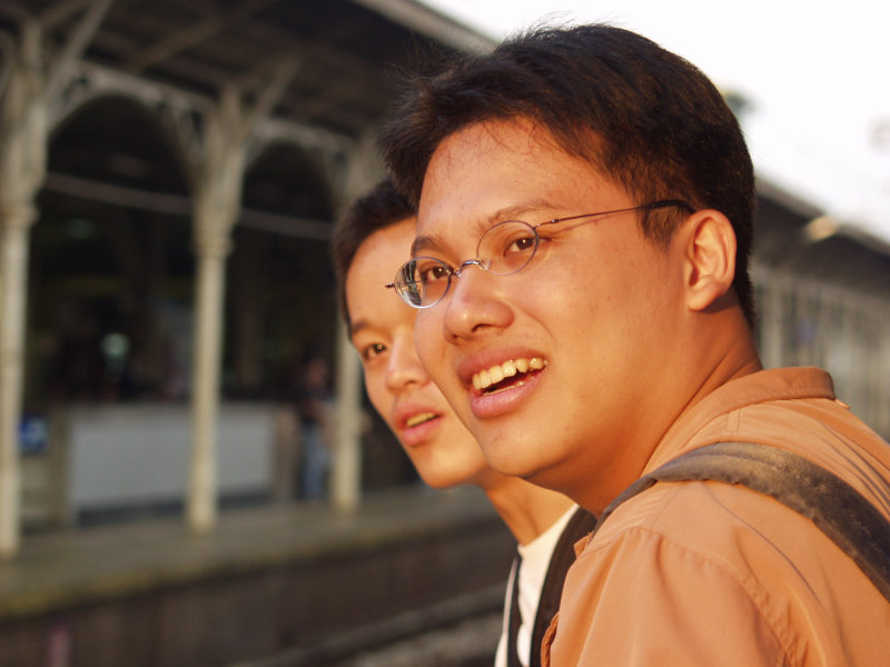 台灣鐵路旅遊攝影台中火車站月台旅客特寫2003攝影照片172