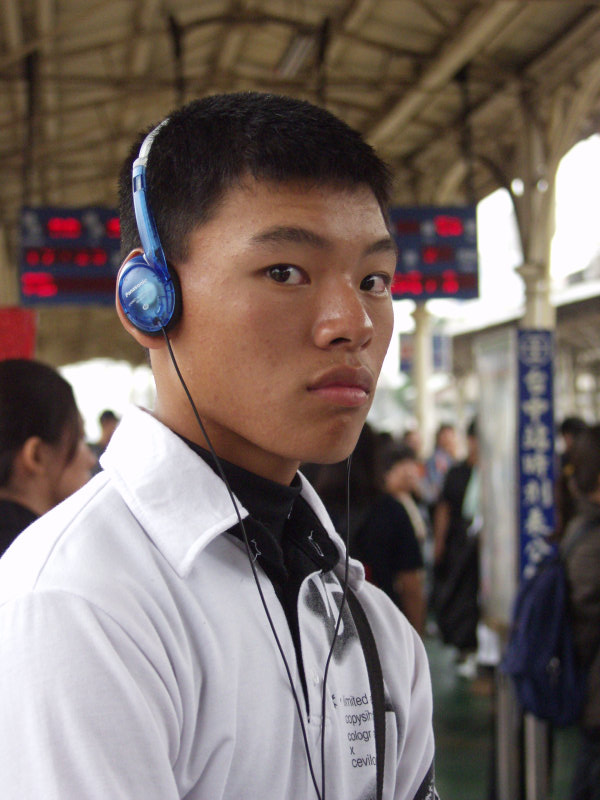 台灣鐵路旅遊攝影台中火車站月台旅客特寫2003攝影照片174