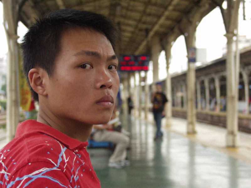 台灣鐵路旅遊攝影台中火車站月台旅客特寫2003攝影照片175