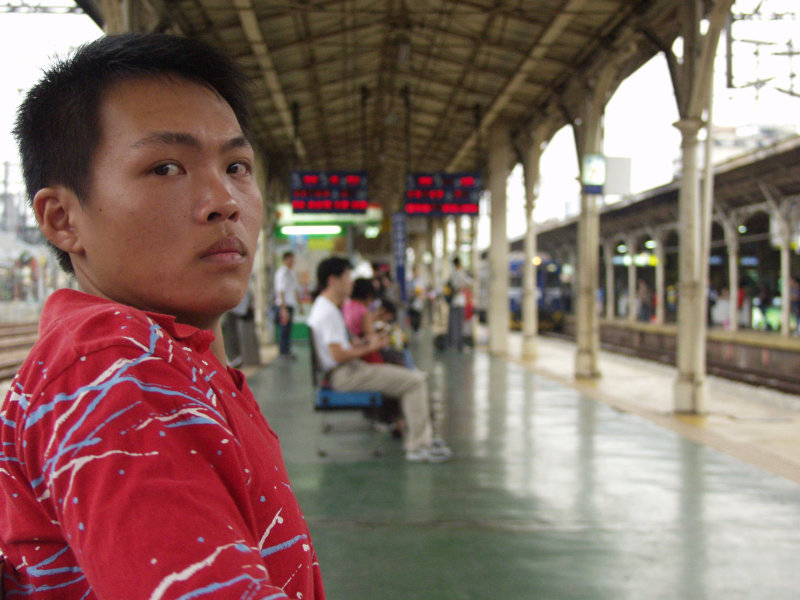 台灣鐵路旅遊攝影台中火車站月台旅客特寫2003攝影照片176