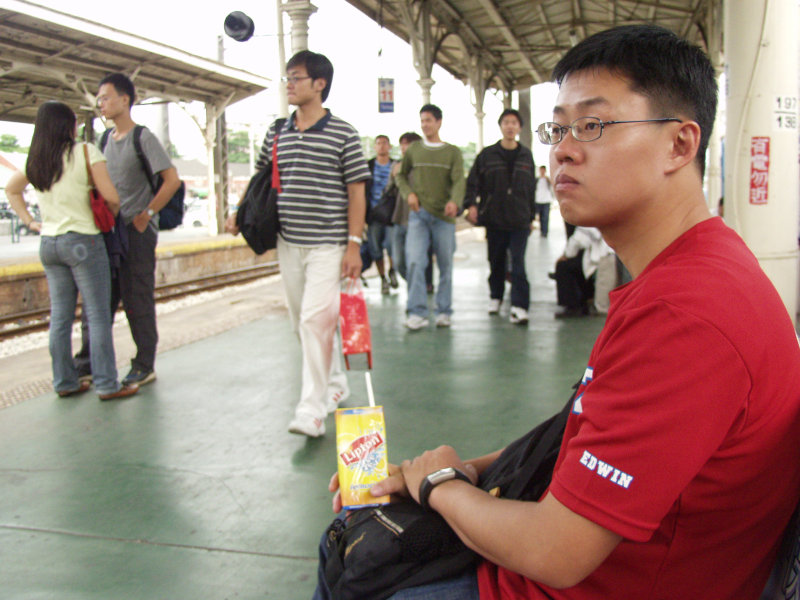 台灣鐵路旅遊攝影台中火車站月台旅客特寫2003攝影照片181