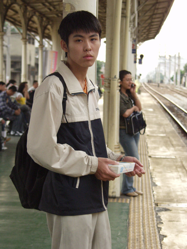 台灣鐵路旅遊攝影台中火車站月台旅客特寫2003攝影照片182