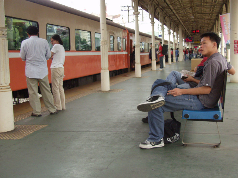 台灣鐵路旅遊攝影台中火車站月台旅客特寫2003攝影照片183