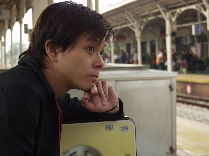 台灣鐵路旅遊攝影台中火車站月台旅客特寫2003攝影照片185