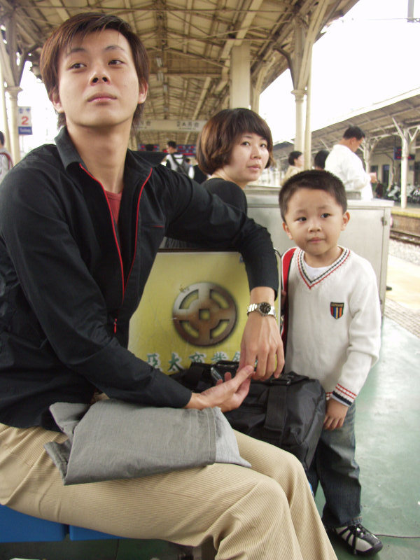 台灣鐵路旅遊攝影台中火車站月台旅客特寫2003攝影照片188
