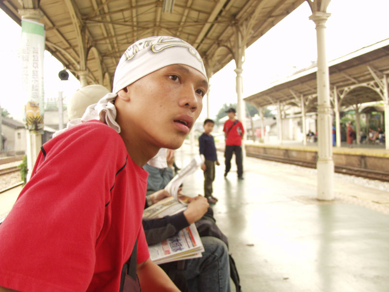 台灣鐵路旅遊攝影台中火車站月台旅客特寫2003攝影照片192