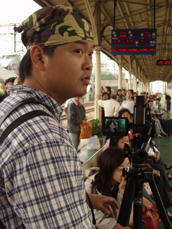 台灣鐵路旅遊攝影台中火車站月台旅客特寫2003攝影照片194