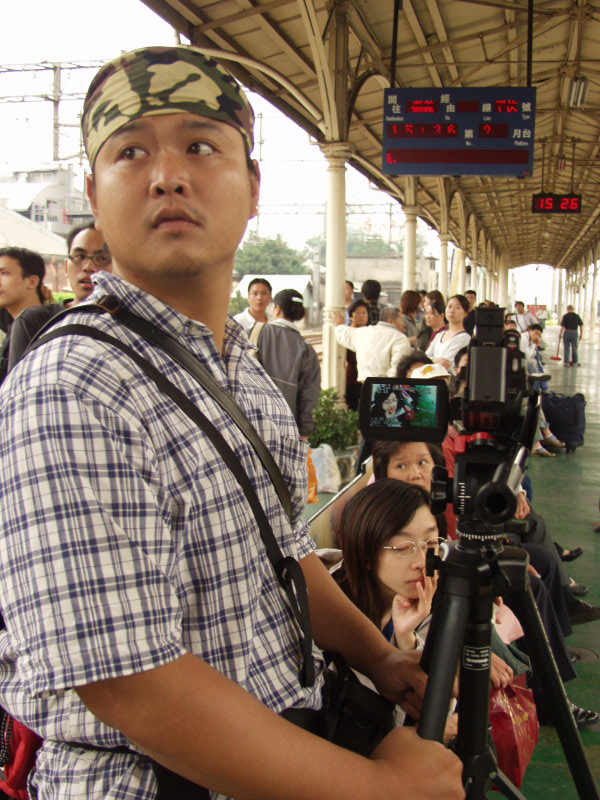 台灣鐵路旅遊攝影台中火車站月台旅客特寫2003攝影照片195