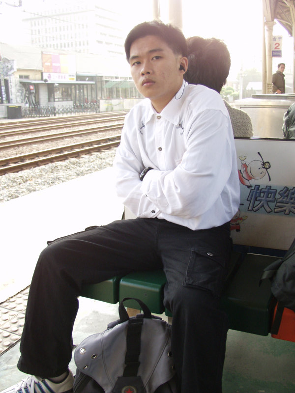 台灣鐵路旅遊攝影台中火車站月台旅客特寫2003攝影照片196