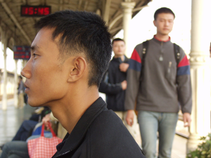 台灣鐵路旅遊攝影台中火車站月台旅客特寫2003攝影照片197