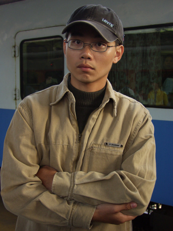 台灣鐵路旅遊攝影台中火車站月台旅客特寫2003攝影照片199