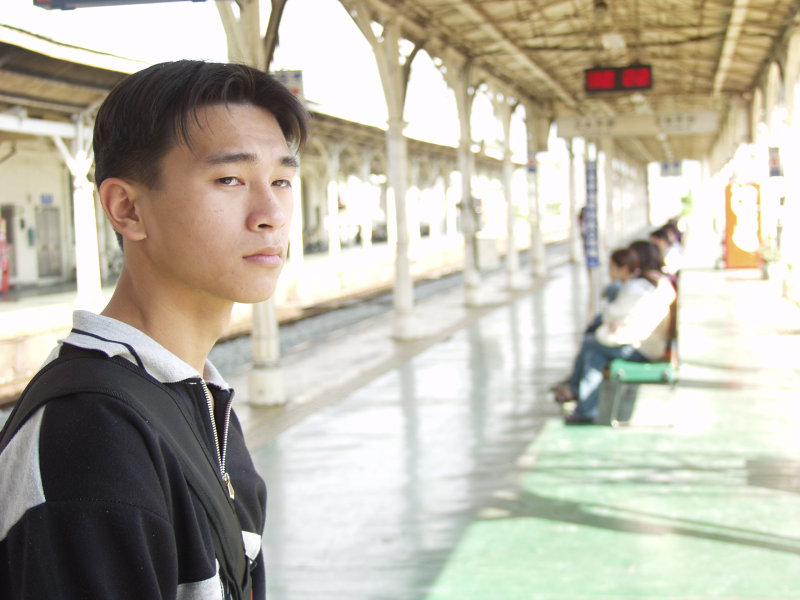 台灣鐵路旅遊攝影台中火車站月台旅客特寫2003攝影照片207
