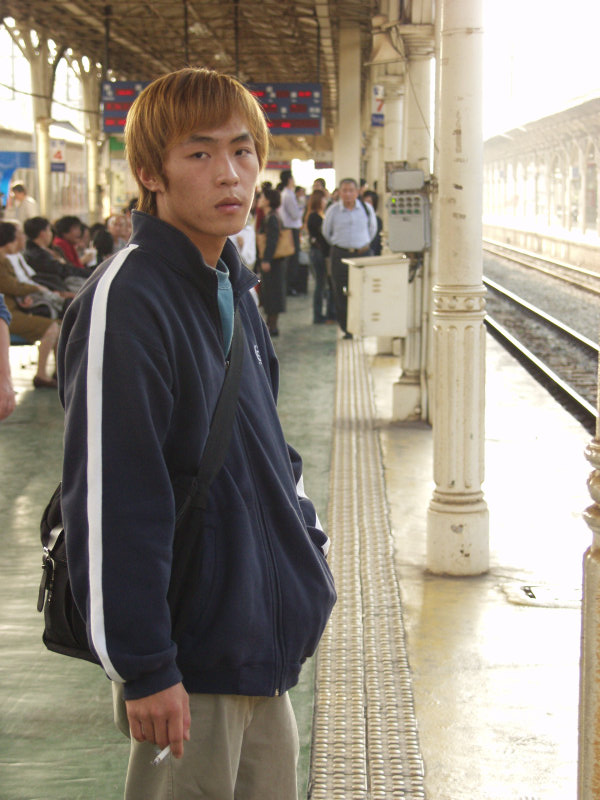台灣鐵路旅遊攝影台中火車站月台旅客特寫2003攝影照片208