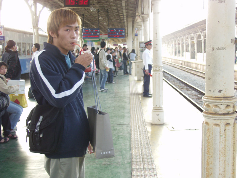 台灣鐵路旅遊攝影台中火車站月台旅客特寫2003攝影照片209