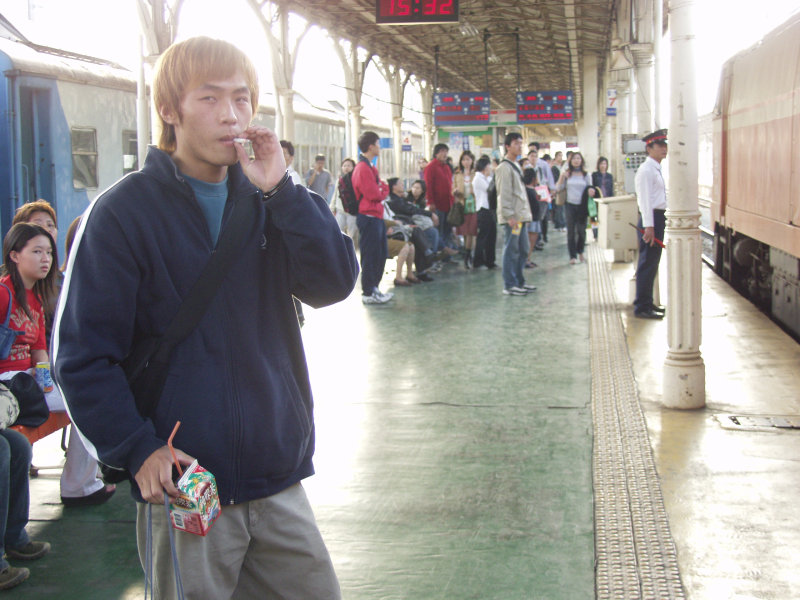 台灣鐵路旅遊攝影台中火車站月台旅客特寫2003攝影照片210
