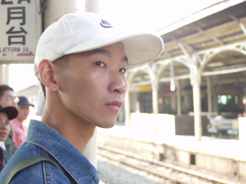 台灣鐵路旅遊攝影台中火車站月台旅客特寫2003攝影照片214