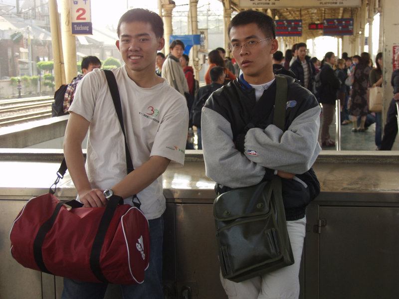 台灣鐵路旅遊攝影台中火車站月台旅客特寫2003攝影照片215