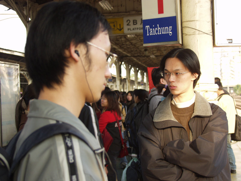 台灣鐵路旅遊攝影台中火車站月台旅客特寫2003攝影照片226