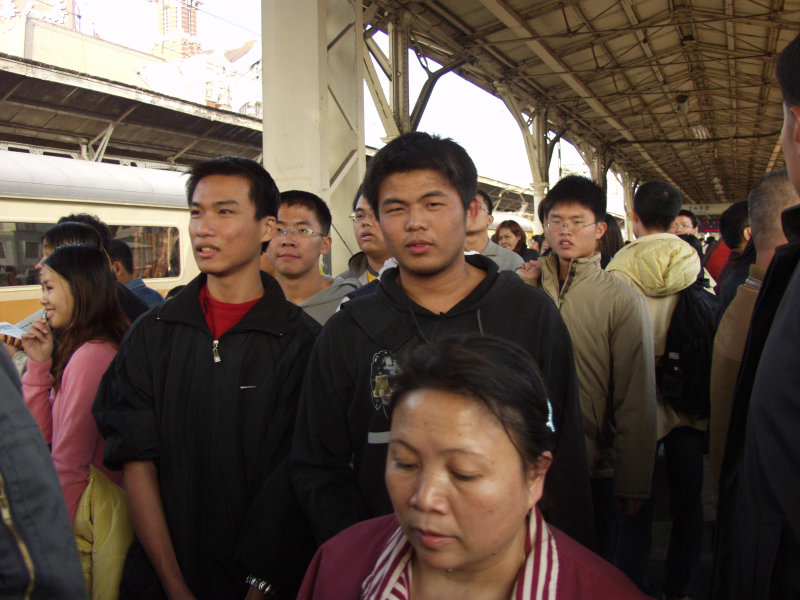 台灣鐵路旅遊攝影台中火車站月台旅客特寫2003攝影照片228