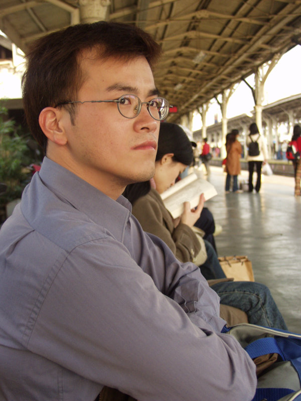 台灣鐵路旅遊攝影台中火車站月台旅客特寫2003攝影照片231