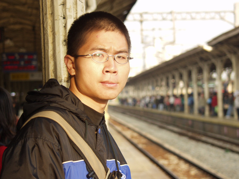 台灣鐵路旅遊攝影台中火車站月台旅客特寫2003攝影照片232