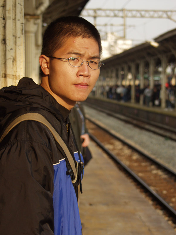 台灣鐵路旅遊攝影台中火車站月台旅客特寫2003攝影照片233