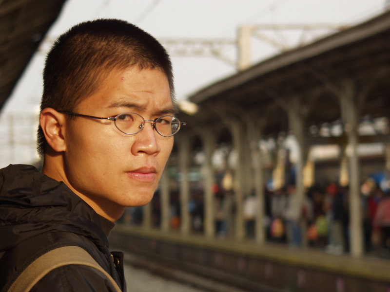 台灣鐵路旅遊攝影台中火車站月台旅客特寫2003攝影照片234