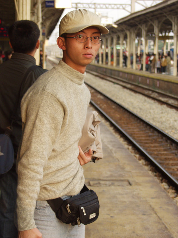 台灣鐵路旅遊攝影台中火車站月台旅客特寫2003攝影照片235