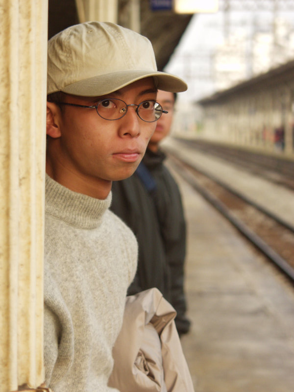 台灣鐵路旅遊攝影台中火車站月台旅客特寫2003攝影照片236